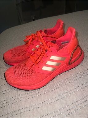 adidas coral red running shoes with gold accents